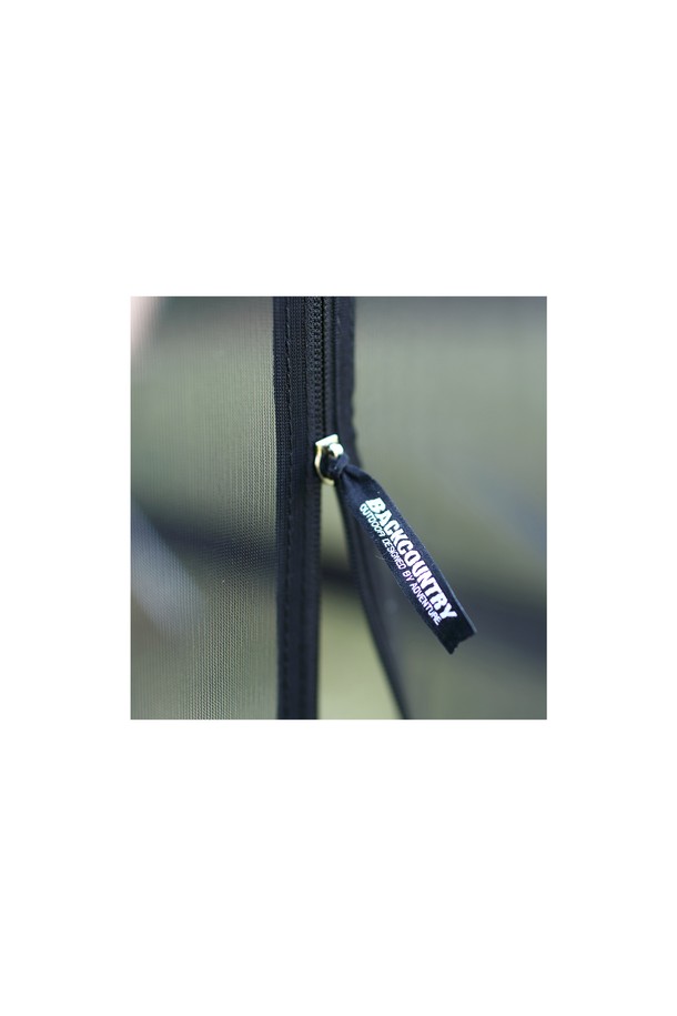 블랙 색상의 백컨트리 메쉬 텐트는 나일론과 메쉬 소재를 사용하여 통기성이 뛰어나며, UV 차단 기능까지 갖춰 캠핑과 아웃도어 활동에 적합합니다. 설치 크기는 300 x 240 x 171cm이며, 수납 크기는 33 x 16cm로 휴대성이 용이하고, 본체 무게는 1300g, 총중량은 1450g입니다. 단독 설치는 물론 타프 스크린 연결도 가능하며, 코너 스트랩 텐션 조절 및 6포인트 분리 기능으로 편리성을 더했고, 본체, 캐리백, V팩 10개, 팩 테이프, 코드 슬림 6세트가 함께 제공됩니다.
