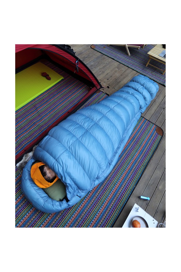 백컨트리 엘브레스 1200 시베리안 구스다운 머미형 침낭은 스카이블루, 오렌지 색상으로 출시되었으며, 나일론과 구스다운 소재를 사용하여 겨울철 캠핑, 백패킹에 적합합니다. 90/10 구스다운/페더 비율과 800+ 필파워로 뛰어난 보온성을 제공하며, DWR 발수 처리와 통기성을 갖춘 경량의 머미형 디자인이 특징입니다. 압축 가방과 보관용 케이스가 함께 제공됩니다.
