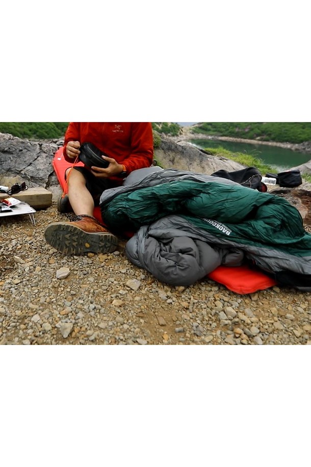 다크 시안, 딥 크림슨 색상으로 출시된 백컨트리 WD700 덕다운 침낭은 캠핑과 백패킹에 적합하며, 방수, 보온, 경량, 통기 기능을 제공합니다. 나일론과 폴리에스테르 소재에 체크 패턴이 적용되었으며, YKK 더블 지퍼, 박스형 구조, 수직 격벽 디자인으로 제작되었습니다. 머미형 디자인에 프라임 다운 충전재를 사용하여 보온성을 높였고, 두꺼운 두께와 지퍼형 여밈 방식으로 겨울철에도 따뜻하게 사용할 수 있는 초경량 침낭입니다.
