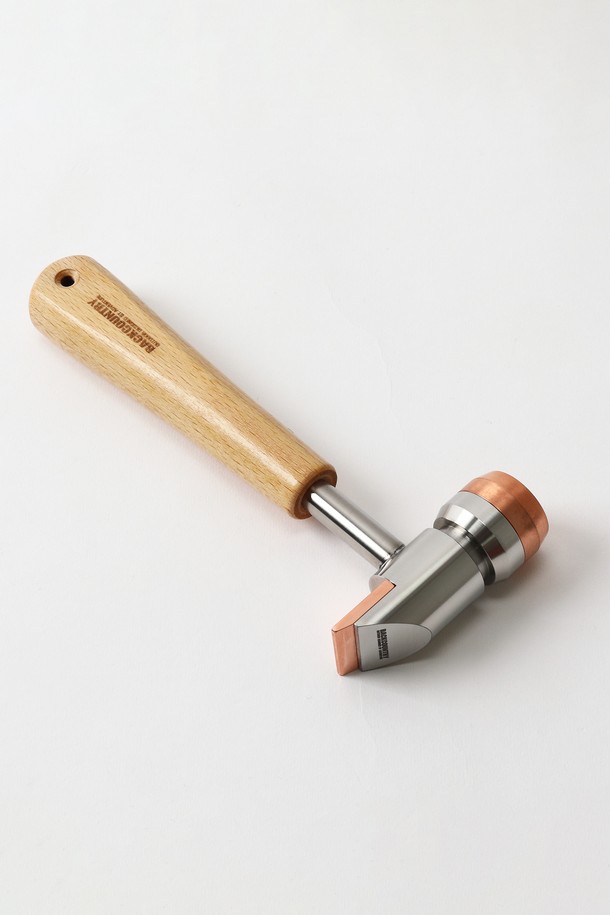 캠핑과 백패킹에 적합한 백컨트리 크래프트 해머는 스틸 재질의 금속 헤드와 브라운 색상의 목재 손잡이로 제작되었습니다. 이 캠핑용 공구는 망치질을 용이하게 하는 손잡이 기능이 특징입니다. 실버 색상의 헤드와 목재 손잡이의 조화가 돋보이는 제품입니다.
