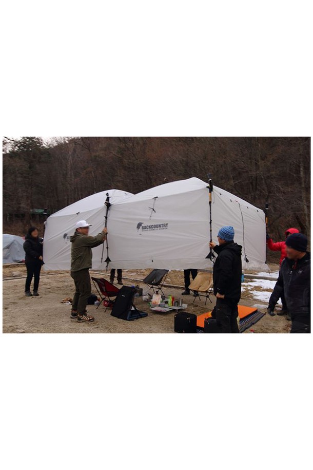 백컨트리 240쉘터 얼티메이트 텐트는 4인용 사이즈의 웜 그레이, 올리브 그린, 차콜 블랙 색상으로 제공되며, 캠핑 및 백패킹에 적합합니다. 나일론 립스탑 소재로 제작되어 방수 및 통기 기능이 뛰어나며, 경량으로 휴대하기 용이합니다. 메쉬 모기장, 환기창, 캐노피, 이지 폴 쉘터 고정 시스템, 프리어태치드 가이로프, 길이 조절 설정 테이프 등의 특징을 갖추고 있으며, 높이 조절(125-160cm)이 가능하고 트레킹폴/고정폴과 호환됩니다.

