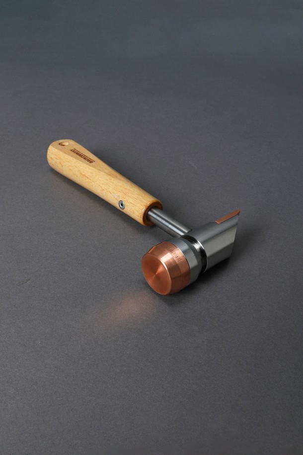 캠핑과 백패킹에 적합한 백컨트리 크래프트 해머는 스틸 재질의 금속 헤드와 브라운 색상의 목재 손잡이로 제작되었습니다. 이 캠핑용 공구는 망치질을 용이하게 하는 손잡이 기능이 특징입니다. 실버 색상의 헤드와 목재 손잡이의 조화가 돋보이는 제품입니다.
