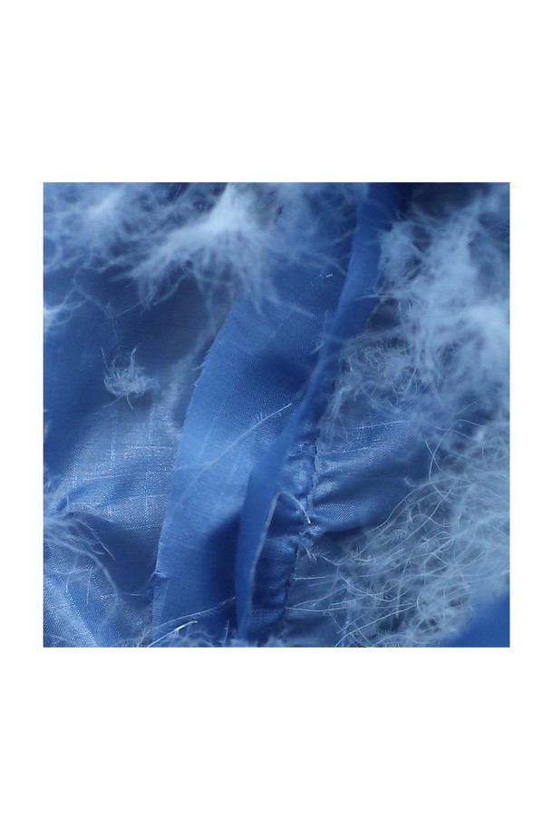 백컨트리 엘브레스 1200 시베리안 구스다운 머미형 침낭은 스카이블루, 오렌지 색상으로 출시되었으며, 나일론과 구스다운 소재를 사용하여 겨울철 캠핑, 백패킹에 적합합니다. 90/10 구스다운/페더 비율과 800+ 필파워로 뛰어난 보온성을 제공하며, DWR 발수 처리와 통기성을 갖춘 경량의 머미형 디자인이 특징입니다. 압축 가방과 보관용 케이스가 함께 제공됩니다.
