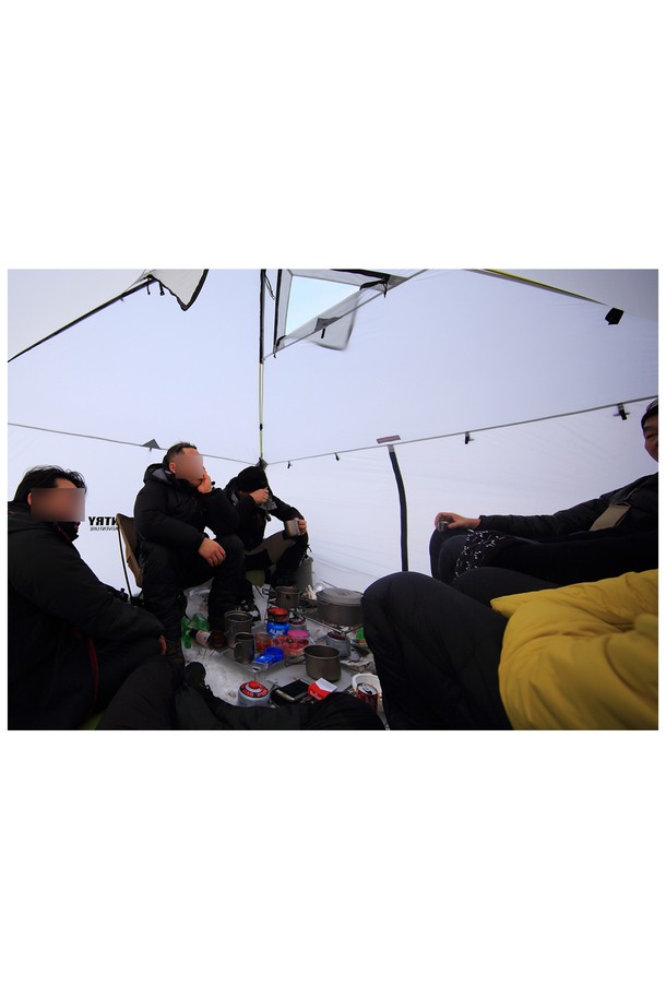 백컨트리 240쉘터 얼티메이트 텐트는 4인용 사이즈의 웜 그레이, 올리브 그린, 차콜 블랙 색상으로 제공되며, 캠핑 및 백패킹에 적합합니다. 나일론 립스탑 소재로 제작되어 방수 및 통기 기능이 뛰어나며, 경량으로 휴대하기 용이합니다. 메쉬 모기장, 환기창, 캐노피, 이지 폴 쉘터 고정 시스템, 프리어태치드 가이로프, 길이 조절 설정 테이프 등의 특징을 갖추고 있으며, 높이 조절(125-160cm)이 가능하고 트레킹폴/고정폴과 호환됩니다.
