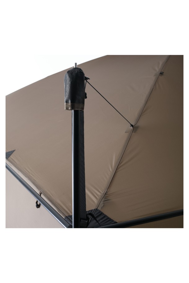 백컨트리 240쉘터 얼티메이트 텐트는 4인용 사이즈의 웜 그레이, 올리브 그린, 차콜 블랙 색상으로 제공되며, 캠핑 및 백패킹에 적합합니다. 나일론 립스탑 소재로 제작되어 방수 및 통기 기능이 뛰어나며, 경량으로 휴대하기 용이합니다. 메쉬 모기장, 환기창, 캐노피, 이지 폴 쉘터 고정 시스템, 프리어태치드 가이로프, 길이 조절 설정 테이프 등의 특징을 갖추고 있으며, 높이 조절(125-160cm)이 가능하고 트레킹폴/고정폴과 호환됩니다.
