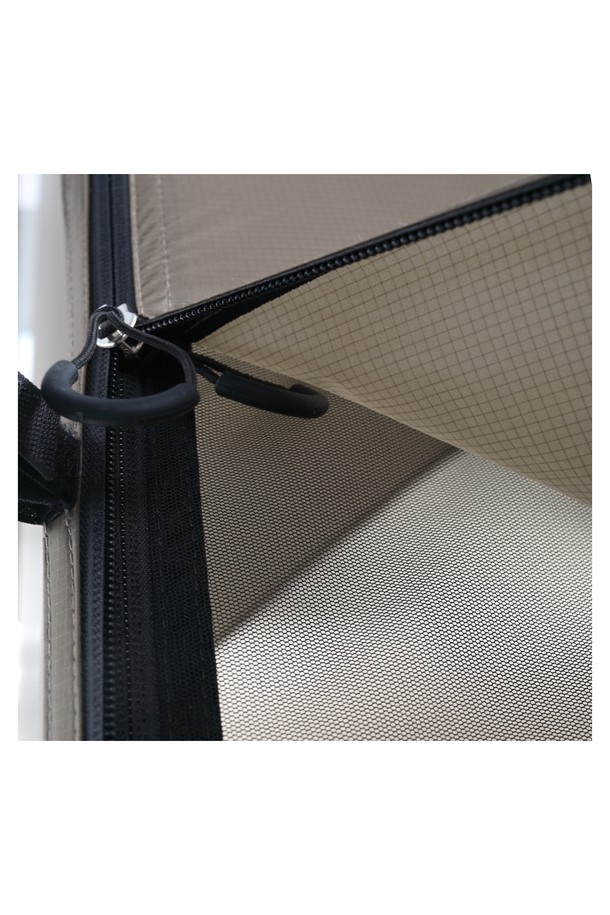 백컨트리 240쉘터 얼티메이트 텐트는 4인용 사이즈의 웜 그레이, 올리브 그린, 차콜 블랙 색상으로 제공되며, 캠핑 및 백패킹에 적합합니다. 나일론 립스탑 소재로 제작되어 방수 및 통기 기능이 뛰어나며, 경량으로 휴대하기 용이합니다. 메쉬 모기장, 환기창, 캐노피, 이지 폴 쉘터 고정 시스템, 프리어태치드 가이로프, 길이 조절 설정 테이프 등의 특징을 갖추고 있으며, 높이 조절(125-160cm)이 가능하고 트레킹폴/고정폴과 호환됩니다.
