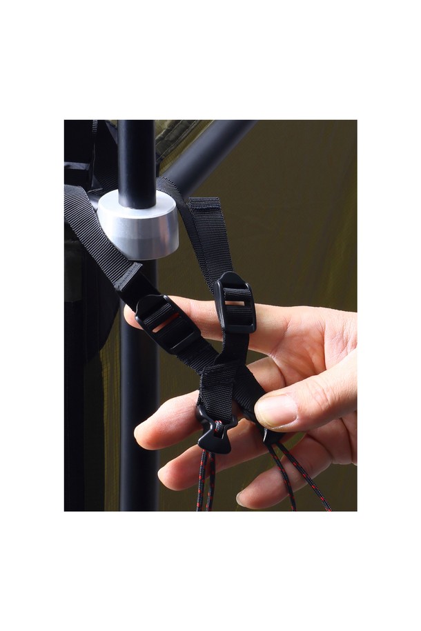 백컨트리 240쉘터 얼티메이트 텐트는 4인용 사이즈의 웜 그레이, 올리브 그린, 차콜 블랙 색상으로 제공되며, 캠핑 및 백패킹에 적합합니다. 나일론 립스탑 소재로 제작되어 방수 및 통기 기능이 뛰어나며, 경량으로 휴대하기 용이합니다. 메쉬 모기장, 환기창, 캐노피, 이지 폴 쉘터 고정 시스템, 프리어태치드 가이로프, 길이 조절 설정 테이프 등의 특징을 갖추고 있으며, 높이 조절(125-160cm)이 가능하고 트레킹폴/고정폴과 호환됩니다.
