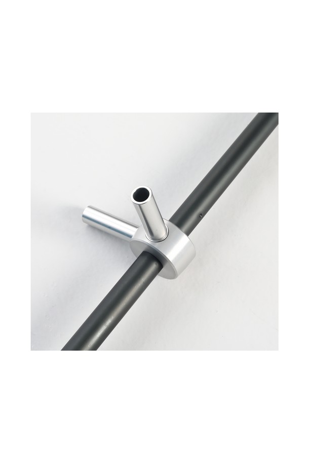 백컨트리 280쉘터 얼티메이트 이지폴 DAC는 캠핑 및 아웃도어 활동에 적합한 텐트 폴대입니다. 알루미늄 소재로 제작되었으며, 실버 색상으로 세련된 외관을 자랑합니다. 조립식으로 설치가 용이하며, SF 몰드 연결식, 볼 포켓 체결 방식, 지면 팩 고정 방식을 통해 안정적인 설치를 지원합니다. 총 무게는 3.0kg이며, 177-480mm 사이즈로 다양한 쉘터에 활용 가능합니다. 세로바 4개 (16mm), 가로바 4개 (14.5mm), 라운드 캡, SF 몰드 롱 팁, 탄성 밴드, 도클립 4개 등의 부품이 포함되어 사용자 편의성을 높였습니다.
