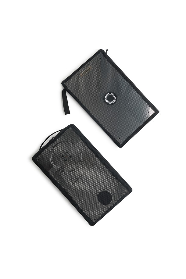 캠핑용 화목 난로를 안전하게 보관하고 휴대하기 용이한 블랙 색상의 전용 케이스입니다. 내구성이 좋은 나일론 소재로 제작되었으며, 사각 형태의 미디엄 사이즈로 수납이 용이합니다. 지퍼형 잠금 방식으로 난로를 안전하게 보관할 수 있습니다.
