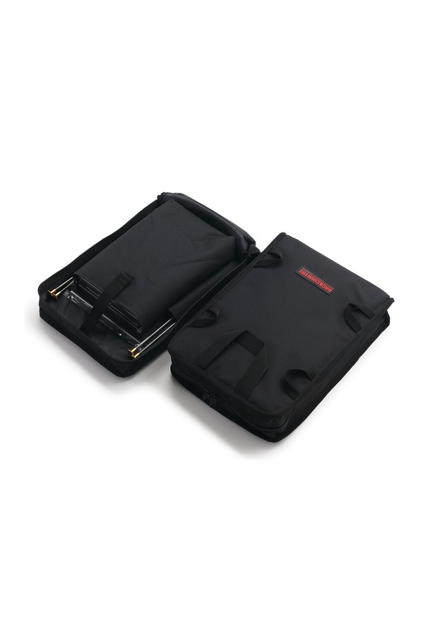 백컨트리 화목난로 전용 캐리백은 캠핑 및 아웃도어 활동 시 유용한 미디엄 사이즈의 블랙 색상 가방입니다. 360 x 260 x 85mm 크기의 사각 형태로, 나일론 소재로 제작되었으며 무게는 290g입니다. 휴대성과 수납 기능을 갖춘 무지 디자인의 이 공용 캐리백은 화목난로를 안전하게 보관하고 이동할 수 있도록 도와줍니다.
