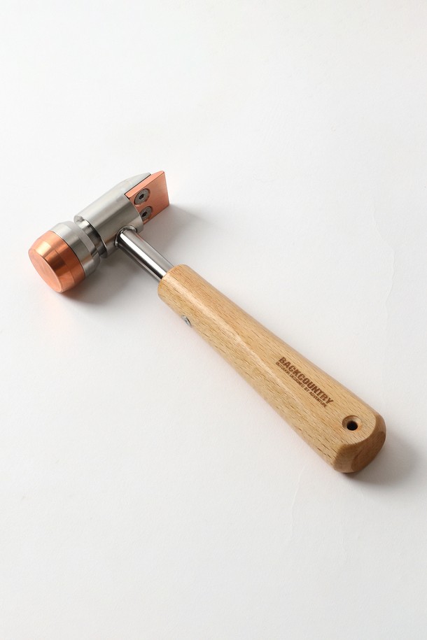 캠핑과 백패킹에 적합한 백컨트리 크래프트 해머는 스틸 재질의 금속 헤드와 브라운 색상의 목재 손잡이로 제작되었습니다. 이 캠핑용 공구는 망치질을 용이하게 하는 손잡이 기능이 특징입니다. 실버 색상의 헤드와 목재 손잡이의 조화가 돋보이는 제품입니다.
