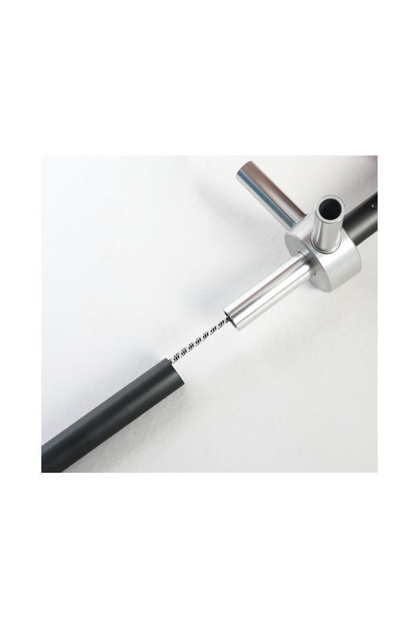 백컨트리 280쉘터 얼티메이트 이지폴 DAC는 캠핑 및 아웃도어 활동에 적합한 텐트 폴대입니다. 알루미늄 소재로 제작되었으며, 실버 색상으로 세련된 외관을 자랑합니다. 조립식으로 설치가 용이하며, SF 몰드 연결식, 볼 포켓 체결 방식, 지면 팩 고정 방식을 통해 안정적인 설치를 지원합니다. 총 무게는 3.0kg이며, 177-480mm 사이즈로 다양한 쉘터에 활용 가능합니다. 세로바 4개 (16mm), 가로바 4개 (14.5mm), 라운드 캡, SF 몰드 롱 팁, 탄성 밴드, 도클립 4개 등의 부품이 포함되어 사용자 편의성을 높였습니다.
