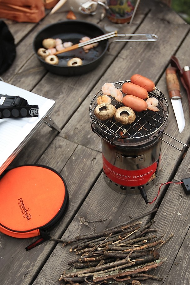 백컨트리 미니 로스터는 캠핑 및 아웃도어 쿠킹에 적합한 원형 석쇠로, 스테인리스 스틸 소재로 제작되어 내구성이 뛰어납니다. 150mm x 250mm 크기에 135g의 가벼운 무게를 자랑하며, 높이 조절 기능, 분리형 잠금식 손잡이, 메쉬망 단독 바스켓 활용 등 다양한 기능을 제공합니다. 그릴, 스토퍼, 손잡이, 메쉬망, 고정 스프링, 손잡이 브라켓이 구성품으로 포함되어 있으며, 윈드실드와 동시 사용은 가스 폭발 위험이 있으니 주의해야 합니다.
