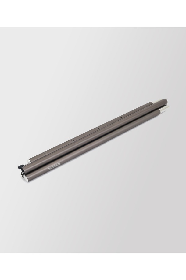 캠핑 및 아웃도어 활동에 적합한 백컨트리 업라이트 타프 폴은 알루미늄 소재로 제작되어 220-250cm까지 높이 조절이 가능한 텔레스코픽 타입의 접이식 폴대입니다. 프레스핏 시스템과 원섹션 업라이트 폴딩 시스템을 적용하여 설치가 용이하며, 실버 색상으로 세련된 디자인을 자랑합니다. 특히 미세 높이 조절 기능이 있어 실타프 설치에 유용하며, 텐트 지지대로도 활용할 수 있습니다.
