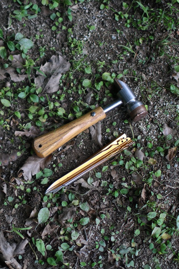 캠핑과 백패킹에 적합한 백컨트리 크래프트 해머는 스틸 재질의 금속 헤드와 브라운 색상의 목재 손잡이로 제작되었습니다. 이 캠핑용 공구는 망치질을 용이하게 하는 손잡이 기능이 특징입니다. 실버 색상의 헤드와 목재 손잡이의 조화가 돋보이는 제품입니다.
