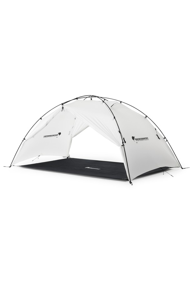 백컨트리 재너두2P 익스패디션 텐트 전용 그라운드시트로, 텐트 바닥을 보호하며 캠핑 및 백패킹 시 유용합니다. 내구성이 뛰어난 나일론 소재로 제작되었으며, 방수 및 생활 방수 기능을 제공합니다. 블랙 색상의 경량 그라운드시트는 컴팩트한 패키지 사이즈로 휴대와 보관이 용이합니다.
