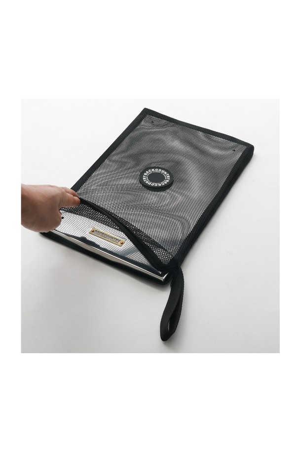 캠핑용 화목 난로를 안전하게 보관하고 휴대하기 용이한 블랙 색상의 전용 케이스입니다. 내구성이 좋은 나일론 소재로 제작되었으며, 사각 형태의 미디엄 사이즈로 수납이 용이합니다. 지퍼형 잠금 방식으로 난로를 안전하게 보관할 수 있습니다.
