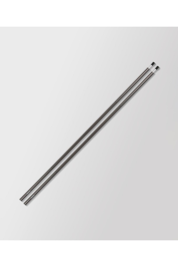 백컨트리 서브 폴은 캠핑용 타프나 텐트를 지지하는 140cm 길이의 폴대입니다. 접이식 디자인으로 보관 시 높이가 40cm에 불과하며, 무게는 200g으로 경량입니다. 알루미늄 5061-T8 소재로 제작되었으며, 폴대 1개와 기어 스트랩 1개가 함께 제공됩니다.
