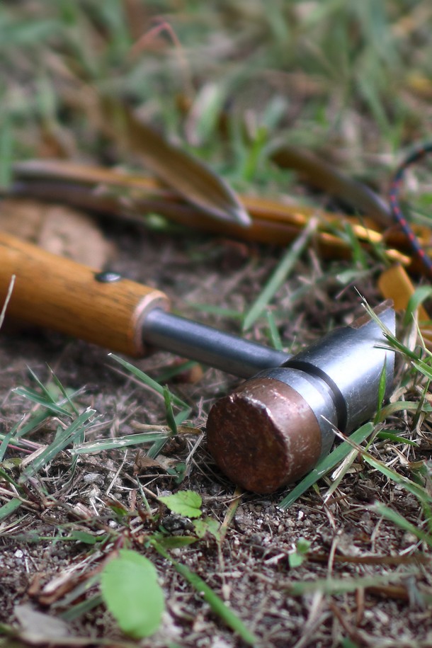 캠핑과 백패킹에 적합한 백컨트리 크래프트 해머는 스틸 재질의 금속 헤드와 브라운 색상의 목재 손잡이로 제작되었습니다. 이 캠핑용 공구는 망치질을 용이하게 하는 손잡이 기능이 특징입니다. 실버 색상의 헤드와 목재 손잡이의 조화가 돋보이는 제품입니다.
