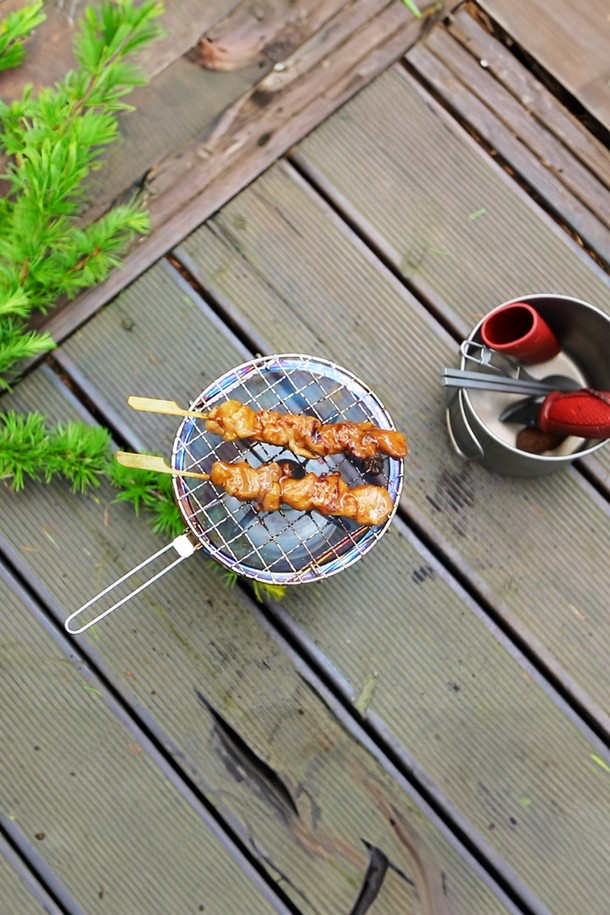 백컨트리 미니 로스터는 캠핑 및 아웃도어 쿠킹에 적합한 원형 석쇠로, 스테인리스 스틸 소재로 제작되어 내구성이 뛰어납니다. 150mm x 250mm 크기에 135g의 가벼운 무게를 자랑하며, 높이 조절 기능, 분리형 잠금식 손잡이, 메쉬망 단독 바스켓 활용 등 다양한 기능을 제공합니다. 그릴, 스토퍼, 손잡이, 메쉬망, 고정 스프링, 손잡이 브라켓이 구성품으로 포함되어 있으며, 윈드실드와 동시 사용은 가스 폭발 위험이 있으니 주의해야 합니다.
