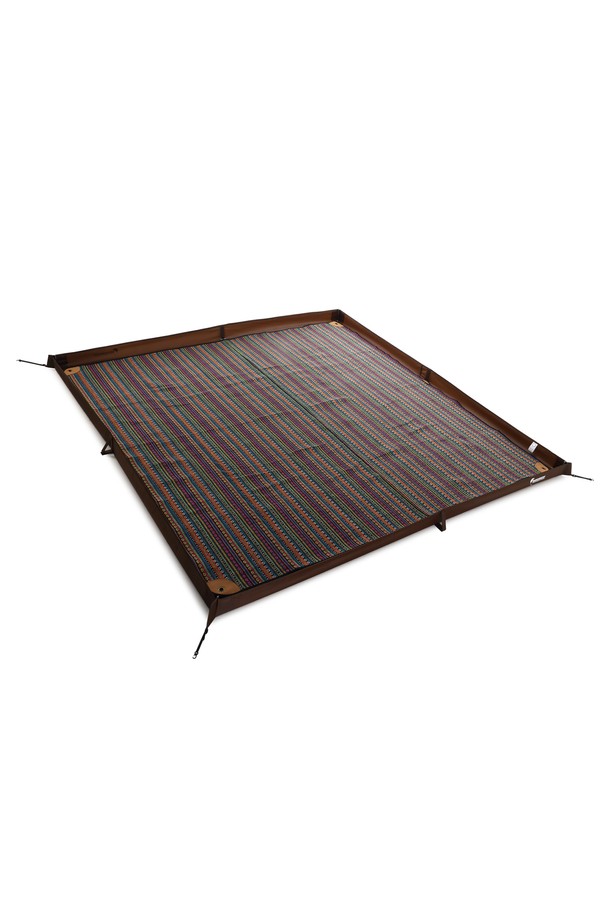 백컨트리 280 쉘터 클래식매트는 캠핑, 백패킹에 적합한 캠핑 매트입니다. 252cm x 252cm 사이즈에 면, 레이온, 나일론, 폴리에스테르 혼방 소재로 제작되었으며, 13가지 선염 컬러의 상단 원단과 500mm 방수 하단 원단, 4개의 3T 내부 단열재를 사용하여 방수, 보온, 흡습 기능을 제공합니다. 유아 안전 및 라돈 안전 기준을 통과하고 포름알데히드 불검출 테스트를 완료한 안전한 제품입니다.
