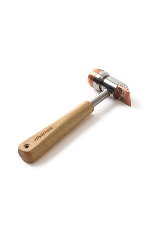 캠핑과 백패킹에 적합한 백컨트리 크래프트 해머는 스틸 재질의 금속 헤드와 브라운 색상의 목재 손잡이로 제작되었습니다. 이 캠핑용 공구는 망치질을 용이하게 하는 손잡이 기능이 특징입니다. 실버 색상의 헤드와 목재 손잡이의 조화가 돋보이는 제품입니다.
