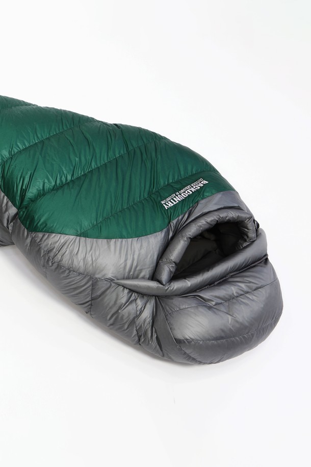 다크 시안, 딥 크림슨 색상으로 출시된 백컨트리 WD700 덕다운 침낭은 캠핑과 백패킹에 적합하며, 방수, 보온, 경량, 통기 기능을 제공합니다. 나일론과 폴리에스테르 소재에 체크 패턴이 적용되었으며, YKK 더블 지퍼, 박스형 구조, 수직 격벽 디자인으로 제작되었습니다. 머미형 디자인에 프라임 다운 충전재를 사용하여 보온성을 높였고, 두꺼운 두께와 지퍼형 여밈 방식으로 겨울철에도 따뜻하게 사용할 수 있는 초경량 침낭입니다.
