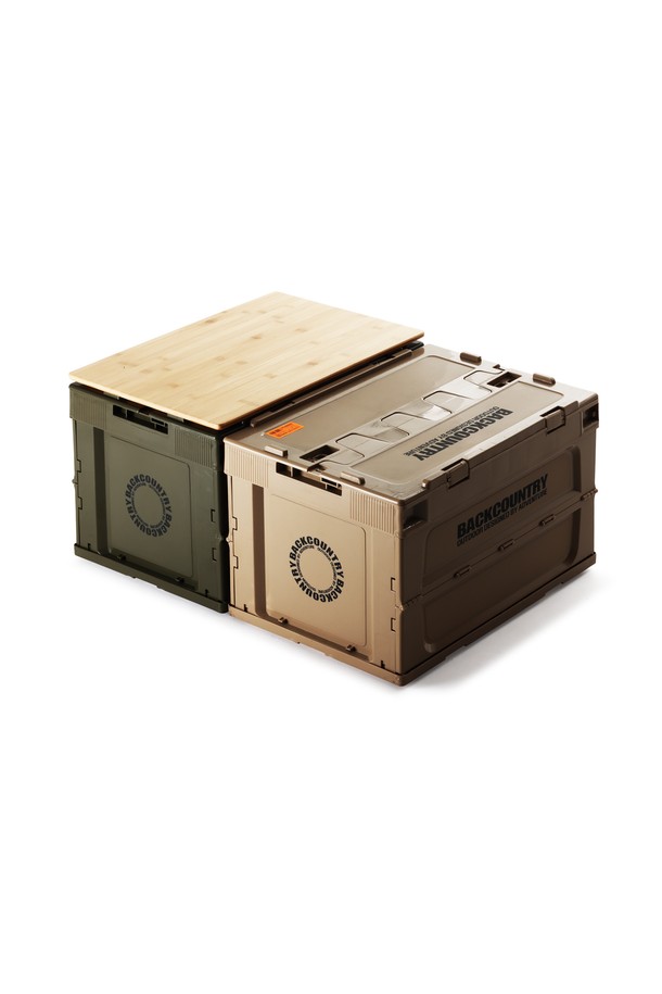 백컨트리 포터블 폴딩 스토리지 컨테이너 세트는 캠핑, 수납, 정리 등 다용도로 활용 가능한 50L 용량의 접이식 수납함입니다. 아미그린, 베이지 색상으로 출시되었으며, 폴리프로필렌 소재로 제작되어 10°C~60°C의 온도 내구성을 지니고 최대 15kg까지 적재 가능합니다. 접이식 디자인과 손잡이로 휴대가 용이하며, 외부 530x365x335mm, 내부 490x337x310mm, 접은 크기 530x365x90mm, 무게 3kg으로 실내외에서 편리하게 사용할 수 있습니다.
