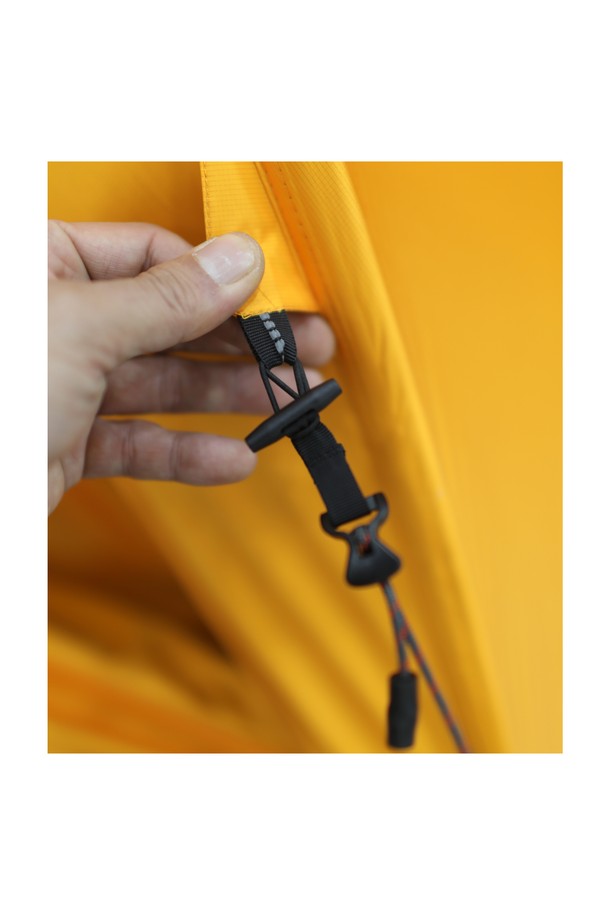 캠핑 시 유용한 백컨트리 악세서리 멀티 스트링 킷은 블랙/레드 색상, 2.17m 사이즈의 나일론, 고무 소재로 제작되었습니다. 토글 및 고무 밴드 시스템으로 매듭 없이 빠른 탈부착이 가능하며, 사이즈 조절 및 접이식 기능을 제공하여 보관이 용이합니다. 12.5g의 가벼운 무게와 토글, 고무 밴드, 웨빙 루프 구성품으로 이루어져 있으며, 범용 호환성을 자랑합니다.
