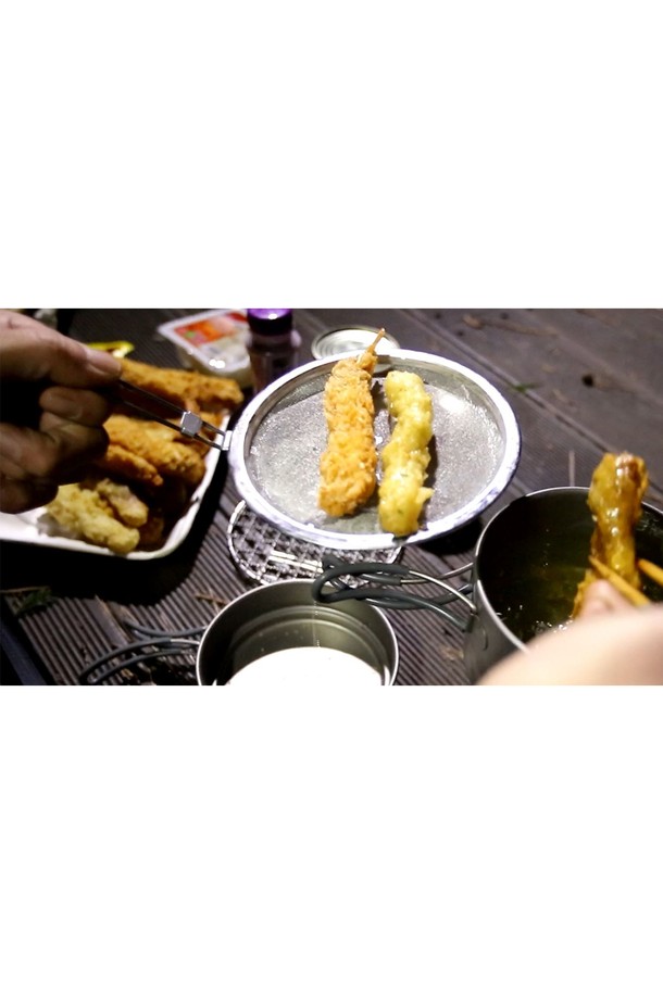 백컨트리 미니 로스터는 캠핑 및 아웃도어 쿠킹에 적합한 원형 석쇠로, 스테인리스 스틸 소재로 제작되어 내구성이 뛰어납니다. 150mm x 250mm 크기에 135g의 가벼운 무게를 자랑하며, 높이 조절 기능, 분리형 잠금식 손잡이, 메쉬망 단독 바스켓 활용 등 다양한 기능을 제공합니다. 그릴, 스토퍼, 손잡이, 메쉬망, 고정 스프링, 손잡이 브라켓이 구성품으로 포함되어 있으며, 윈드실드와 동시 사용은 가스 폭발 위험이 있으니 주의해야 합니다.
