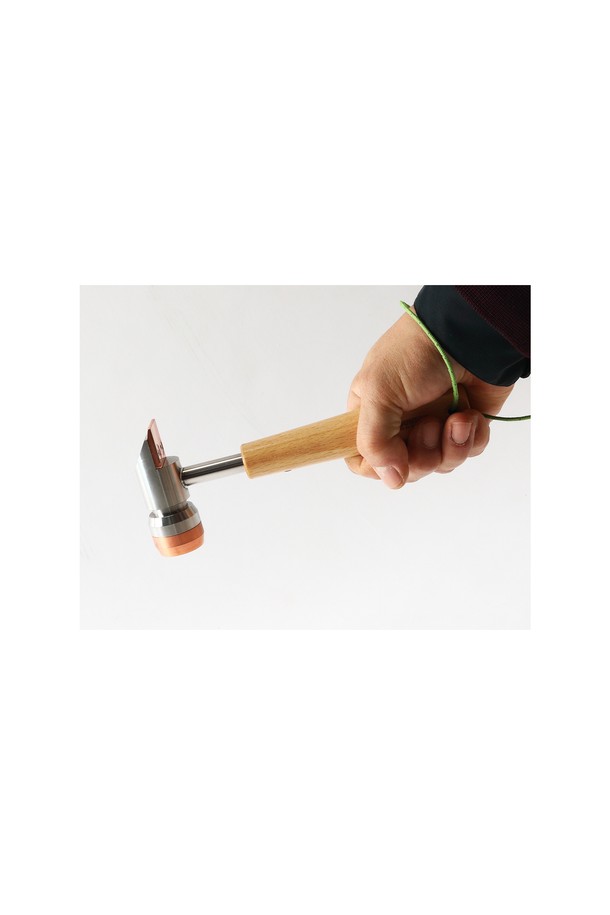 캠핑과 백패킹에 적합한 백컨트리 크래프트 해머는 스틸 재질의 금속 헤드와 브라운 색상의 목재 손잡이로 제작되었습니다. 이 캠핑용 공구는 망치질을 용이하게 하는 손잡이 기능이 특징입니다. 실버 색상의 헤드와 목재 손잡이의 조화가 돋보이는 제품입니다.
