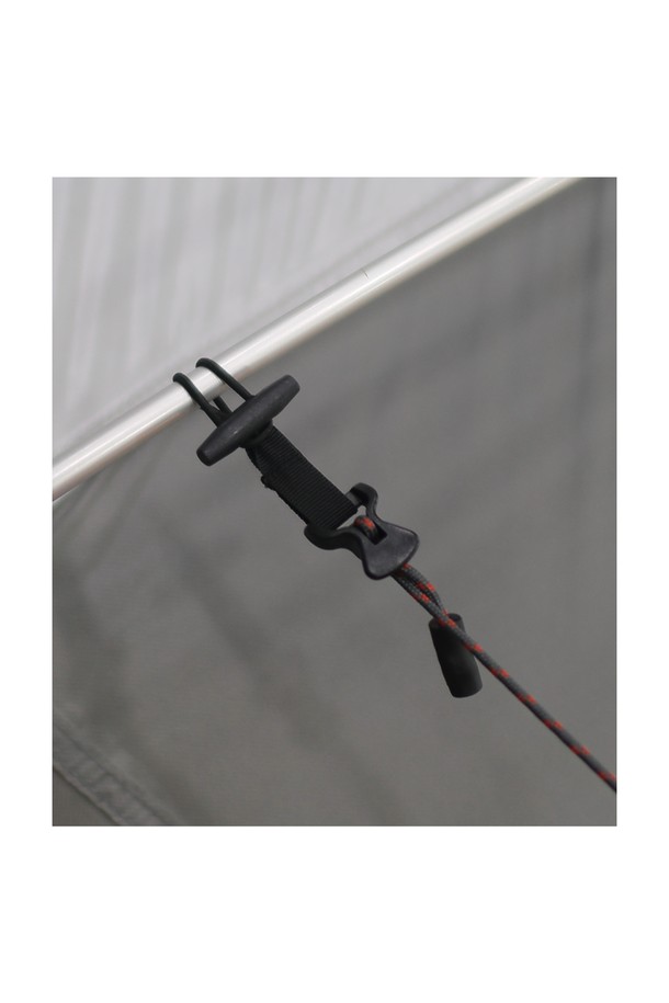 캠핑 시 유용한 백컨트리 악세서리 멀티 스트링 킷은 블랙/레드 색상, 2.17m 사이즈의 나일론, 고무 소재로 제작되었습니다. 토글 및 고무 밴드 시스템으로 매듭 없이 빠른 탈부착이 가능하며, 사이즈 조절 및 접이식 기능을 제공하여 보관이 용이합니다. 12.5g의 가벼운 무게와 토글, 고무 밴드, 웨빙 루프 구성품으로 이루어져 있으며, 범용 호환성을 자랑합니다.
