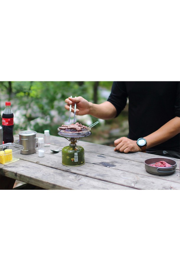 백컨트리 미니 로스터는 캠핑 및 아웃도어 쿠킹에 적합한 원형 석쇠로, 스테인리스 스틸 소재로 제작되어 내구성이 뛰어납니다. 150mm x 250mm 크기에 135g의 가벼운 무게를 자랑하며, 높이 조절 기능, 분리형 잠금식 손잡이, 메쉬망 단독 바스켓 활용 등 다양한 기능을 제공합니다. 그릴, 스토퍼, 손잡이, 메쉬망, 고정 스프링, 손잡이 브라켓이 구성품으로 포함되어 있으며, 윈드실드와 동시 사용은 가스 폭발 위험이 있으니 주의해야 합니다.
