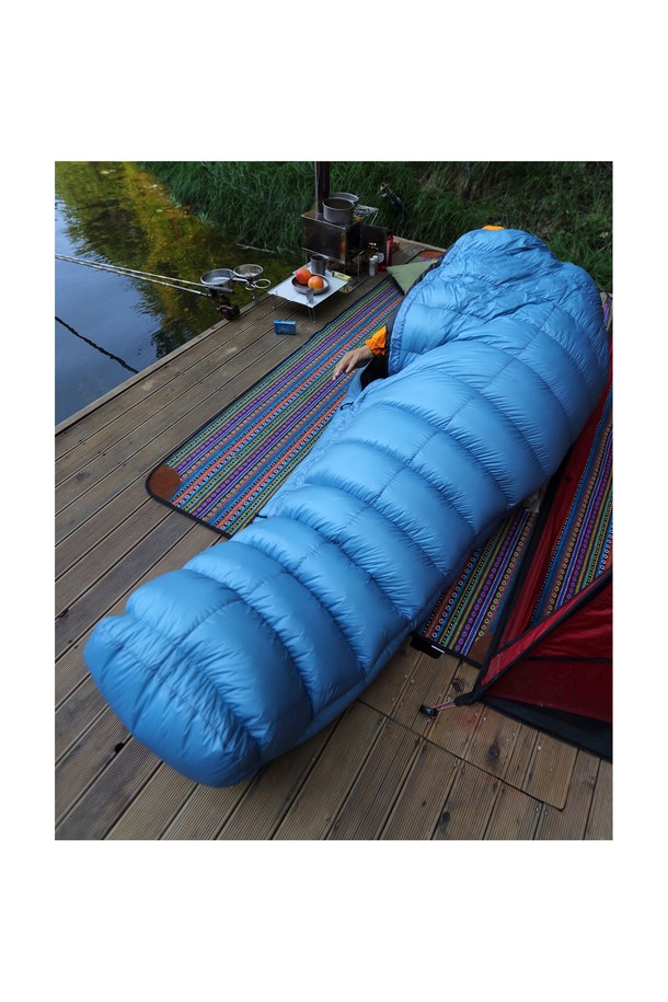 백컨트리 엘브레스 1200 시베리안 구스다운 머미형 침낭은 스카이블루, 오렌지 색상으로 출시되었으며, 나일론과 구스다운 소재를 사용하여 겨울철 캠핑, 백패킹에 적합합니다. 90/10 구스다운/페더 비율과 800+ 필파워로 뛰어난 보온성을 제공하며, DWR 발수 처리와 통기성을 갖춘 경량의 머미형 디자인이 특징입니다. 압축 가방과 보관용 케이스가 함께 제공됩니다.
