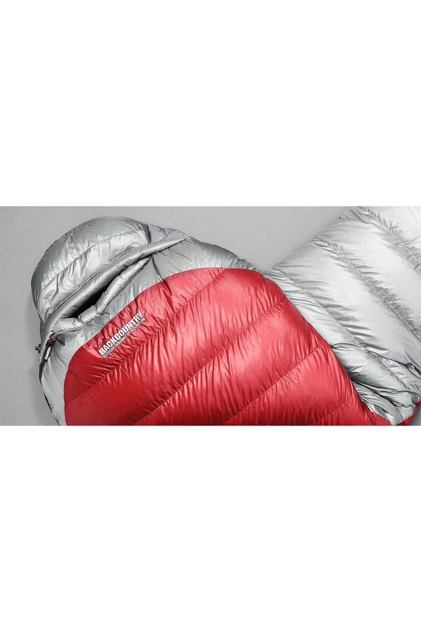 백컨트리 WG1300 구스다운 동계 백패킹 머미형 캠핑 침낭은 극한의 추위에서도 쾌적한 잠자리를 제공합니다. 다크 시안과 딥 크림슨 두 가지 색상으로 제공되며, 700FP 프라임 구스다운 1300g 충전재(다운 90%, 페더 10%)를 사용하여 뛰어난 보온성을 자랑합니다. -15°C에서 쾌적하게, 극한의 상황에서는 -36°C까지 사용 가능하며, 방수 및 통기 기능으로 쾌적함을 더했습니다. 나일론과 면 혼방의 겉감에 체크 패턴으로 포인트를 주었으며, YKK 지퍼와 압축 가방, 보관용 케이스를 포함하여 편리성을 높였습니다. 머미형 디자인으로 보온성을 극대화한 겨울철 백패킹 및 캠핑 필수 아이템입니다.
