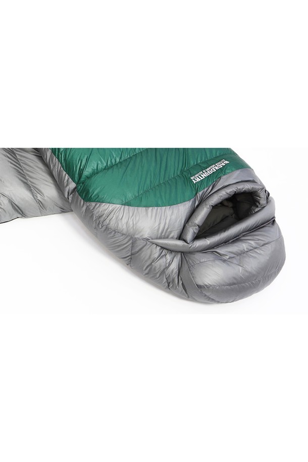 백컨트리 WD1300 덕다운 침낭은 겨울철 캠핑, 백패킹, 아웃도어 활동에 적합한 공용 머미형 침낭입니다. 다크시안, 딥크림슨 색상으로 제공되며, 나일론, 폴리에스테르, 오리털 소재를 사용하여 보온, 방수, 경량, 통기 기능을 제공합니다. 550FP 충전재와 수직 배플 구조, 이중 지퍼를 갖춘 이 두꺼운 침낭은 컴포트 온도 -10°C, 익스트림 온도 -23°C까지 견딜 수 있으며, 체크 패턴이 돋보입니다.
