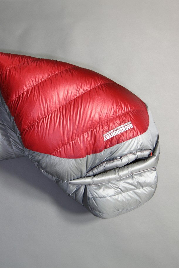 다크 시안, 딥 크림슨 색상으로 출시된 백컨트리 WD700 덕다운 침낭은 캠핑과 백패킹에 적합하며, 방수, 보온, 경량, 통기 기능을 제공합니다. 나일론과 폴리에스테르 소재에 체크 패턴이 적용되었으며, YKK 더블 지퍼, 박스형 구조, 수직 격벽 디자인으로 제작되었습니다. 머미형 디자인에 프라임 다운 충전재를 사용하여 보온성을 높였고, 두꺼운 두께와 지퍼형 여밈 방식으로 겨울철에도 따뜻하게 사용할 수 있는 초경량 침낭입니다.
