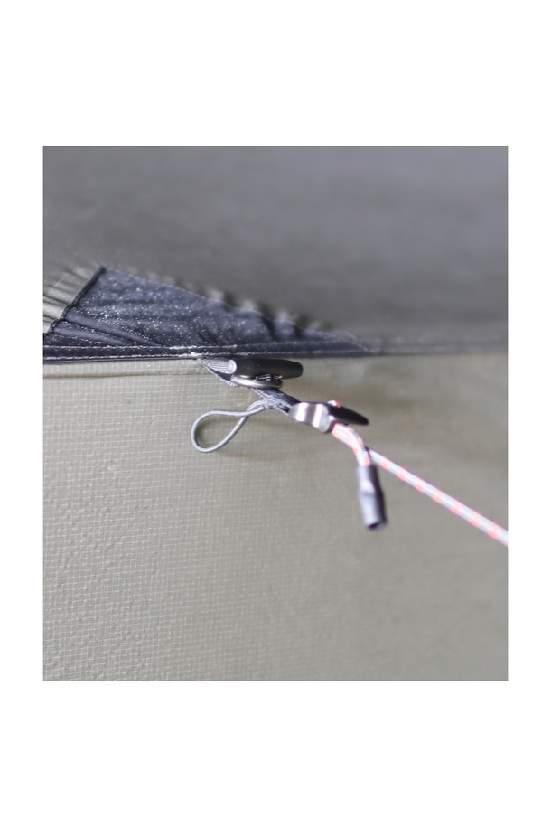 캠핑 시 유용한 백컨트리 악세서리 멀티 스트링 킷은 블랙/레드 색상, 2.17m 사이즈의 나일론, 고무 소재로 제작되었습니다. 토글 및 고무 밴드 시스템으로 매듭 없이 빠른 탈부착이 가능하며, 사이즈 조절 및 접이식 기능을 제공하여 보관이 용이합니다. 12.5g의 가벼운 무게와 토글, 고무 밴드, 웨빙 루프 구성품으로 이루어져 있으며, 범용 호환성을 자랑합니다.
