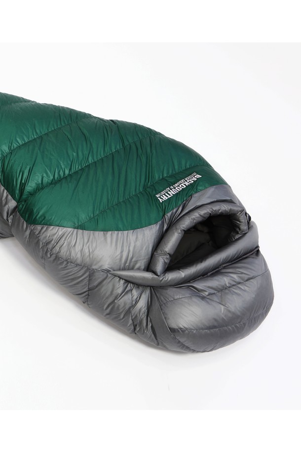 백컨트리 WG700 구스다운 침낭은 캠핑과 백패킹에 적합하며, 동계 및 삼계절에 사용할 수 있는 머미형 침낭입니다. 700 필파워의 구스다운 충전재(90:10)를 사용하여 보온성이 뛰어나고, 방수 기능과 경량성까지 갖췄습니다. 다크 시안, 딥 크림슨 색상으로 제공되며 YKK 더블 슬라이더, 압축 가방, 보관용 케이스가 포함되어 있습니다.
