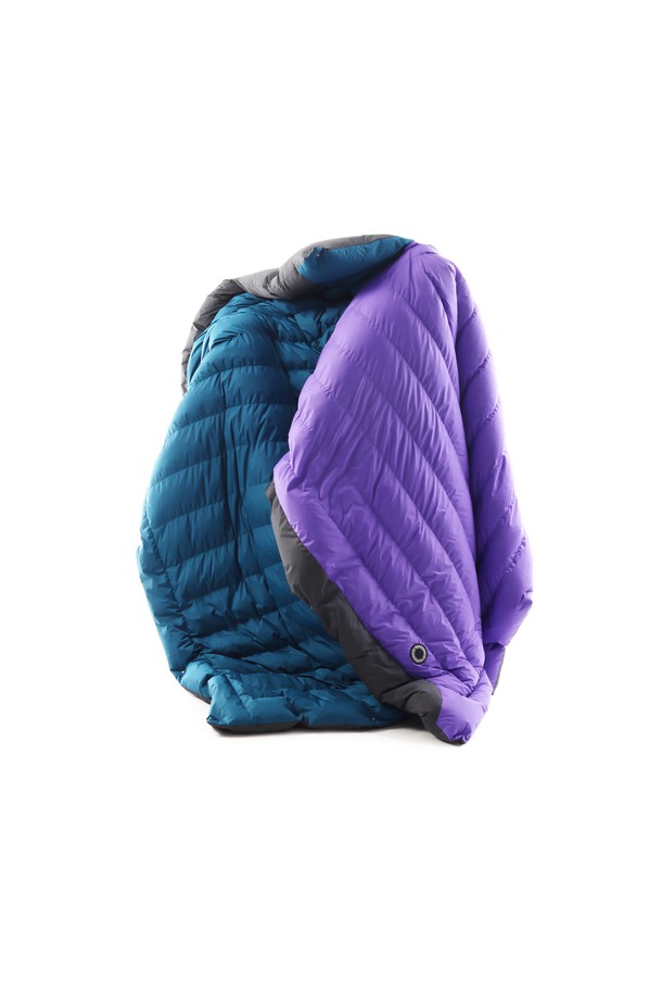 백컨트리 컴퍼터 D1000 캠핑이불은 피코크 블루, 퍼플 색상의 사각 동계 침낭입니다. 오리털 80%, 깃털 20% 충전재와 550 필파워, 1000g의 다운으로 보온성을 극대화했으며, 배플박스 구조로 제작되었습니다. 봄, 여름, 가을, 겨울 사용 가능하며 캠핑, 아웃도어 활동에 적합하고, 압축 가방과 보관용 케이스가 함께 제공됩니다.
