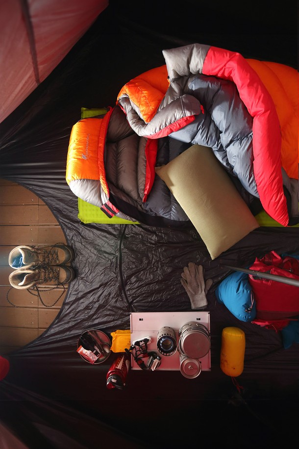 백컨트리 D1500P 덕다운 침낭은 혹한의 겨울 백패킹을 위한 머미형 캠핑 침낭입니다. 오렌지 컬러의 나일론 소재로 제작되었으며, 보온성이 뛰어난 오리털 충전재 1500g과 550FP(필파워)를 사용하여 한겨울 추위에도 따뜻하게 잠들 수 있습니다. 바플박스 구조로 털 빠짐을 방지하며, YKK 양방향 지퍼를 통해 편리하게 사용 가능합니다. 편안함 -13도, 극한 -33도까지 견딜 수 있는 온도 등급을 제공하며, 압축 가방과 보관용 케이스가 함께 제공되어 휴대 및 보관이 용이합니다. 체크 무늬 디자인과 두꺼운 두께로 보온성을 극대화한 겨울철 필수 캠핑 용품입니다.
