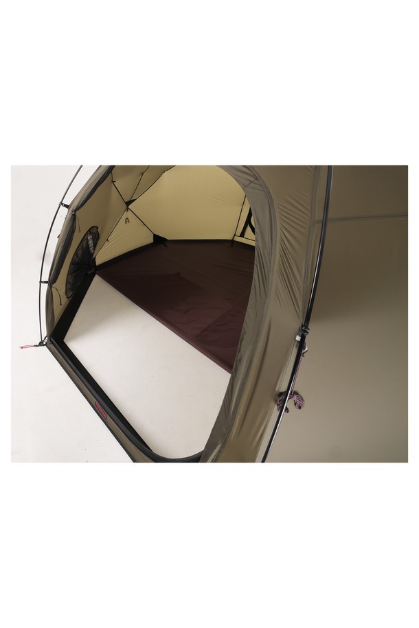 백컨트리 오리손 얼티메이트 그라운드시트는 캠핑 및 아웃도어 활동 시 텐트 바닥을 보호하며, 돔형 디자인의 텐트용 사이즈로 제작되었습니다. 올리브 및 브라운 색상으로 제공되며, 나일론 소재를 사용하여 방수 및 생활 방수 기능과 뛰어난 내구성을 자랑합니다. 무지 패턴의 이 그라운드시트는 백컨트리 오리손 텐트 전용으로 설계되었습니다.
