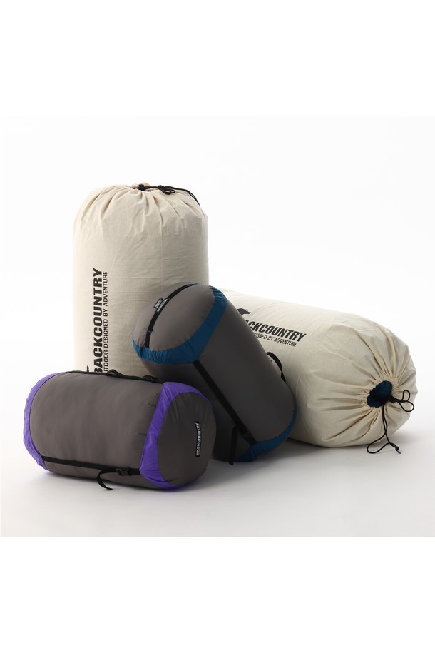 백컨트리 컴퍼터 D1000 캠핑이불은 피코크 블루, 퍼플 색상의 사각 동계 침낭입니다. 오리털 80%, 깃털 20% 충전재와 550 필파워, 1000g의 다운으로 보온성을 극대화했으며, 배플박스 구조로 제작되었습니다. 봄, 여름, 가을, 겨울 사용 가능하며 캠핑, 아웃도어 활동에 적합하고, 압축 가방과 보관용 케이스가 함께 제공됩니다.
