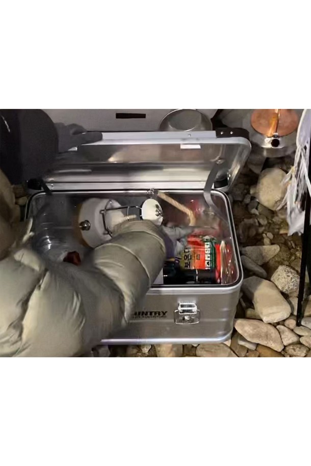 백컨트리 알루미늄 멀티박스 50리터 캠핑 수납 방수는 캠핑 및 수납, 보관에 최적화된 제품입니다. 견고한 알루미늄 소재, 실버 컬러로 제작되었으며, 50L의 넉넉한 사이즈를 자랑합니다. 저반사 표면 처리, 스크래치 및 지문 방지 코팅, 매트 마감으로 외부 손상을 최소화하며, 실리콘 가스켓과 잠금 시스템, 스프링 핸들, 그리고 30kg의 최대 하중으로 안전한 보관을 지원합니다. 외부 크기는 570x380x280mm, 내부 크기는 550x360x250mm이며, 무게는 4.25kg입니다.
