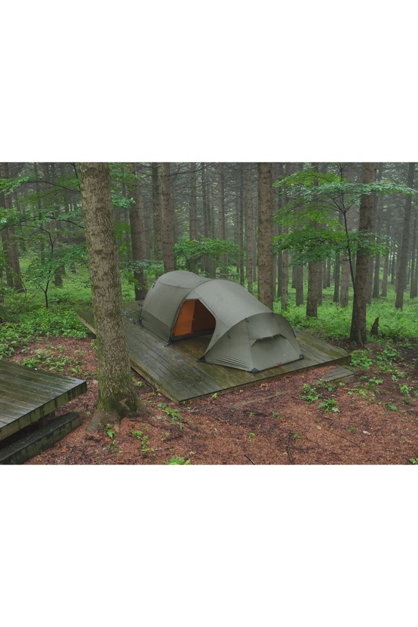 백컨트리 툰드라 얼티메이트 3인용 백패킹 텐트는 그린 색상의 터널형 리빙쉘 디자인으로, 사계절 및 겨울철 캠핑과 백패킹에 적합합니다. 20D-30D 고밀도 나일론 및 폴리에스테르 원단을 사용하여 방수 및 방풍 기능을 제공하며, 경량으로 휴대하기 용이합니다. 텐트 본체, 프레임, 스테이크, 지퍼로 구성되어 있으며, DAL Featherlight NSL 9.5mm 프레임과 1500mm-2000mm의 방수 성능을 갖춘 올인원 디자인의 텐트입니다.
