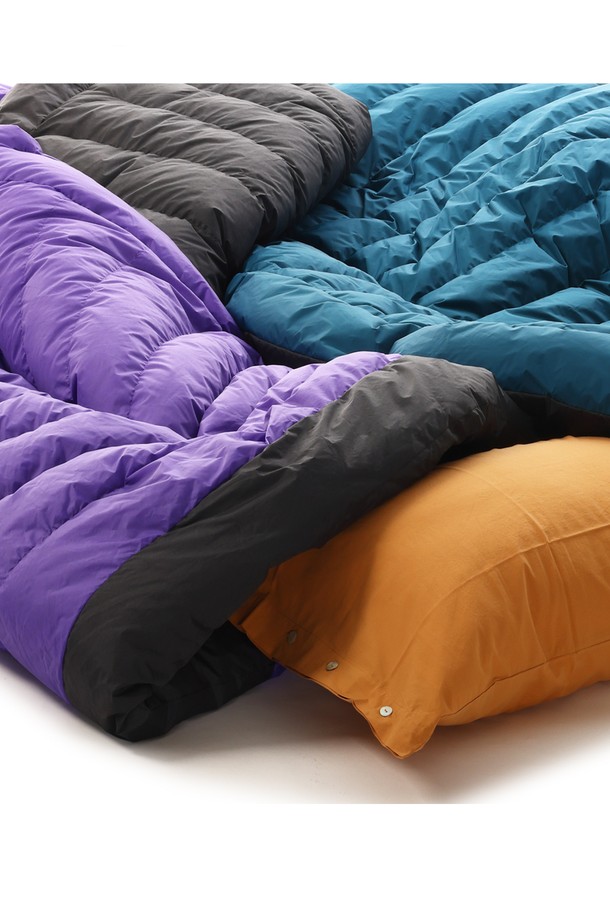 백컨트리 컴퍼터 D1000 캠핑이불은 피코크 블루, 퍼플 색상의 사각 동계 침낭입니다. 오리털 80%, 깃털 20% 충전재와 550 필파워, 1000g의 다운으로 보온성을 극대화했으며, 배플박스 구조로 제작되었습니다. 봄, 여름, 가을, 겨울 사용 가능하며 캠핑, 아웃도어 활동에 적합하고, 압축 가방과 보관용 케이스가 함께 제공됩니다.
