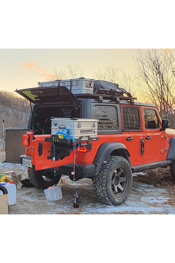 백컨트리 알루미늄 멀티박스 50리터 캠핑 수납 방수는 캠핑 및 수납, 보관에 최적화된 제품입니다. 견고한 알루미늄 소재, 실버 컬러로 제작되었으며, 50L의 넉넉한 사이즈를 자랑합니다. 저반사 표면 처리, 스크래치 및 지문 방지 코팅, 매트 마감으로 외부 손상을 최소화하며, 실리콘 가스켓과 잠금 시스템, 스프링 핸들, 그리고 30kg의 최대 하중으로 안전한 보관을 지원합니다. 외부 크기는 570x380x280mm, 내부 크기는 550x360x250mm이며, 무게는 4.25kg입니다.
