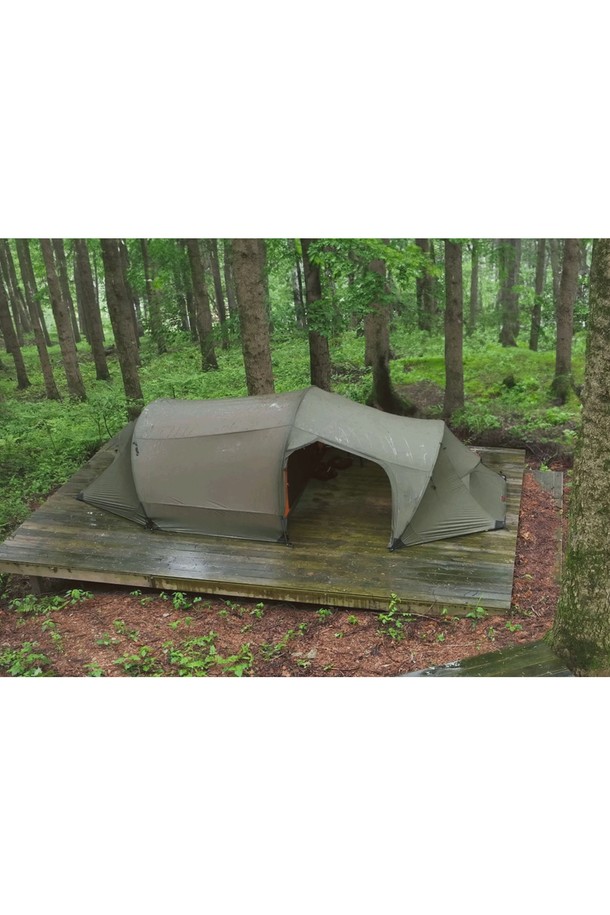 백컨트리 툰드라 얼티메이트 3인용 백패킹 텐트는 그린 색상의 터널형 리빙쉘 디자인으로, 사계절 및 겨울철 캠핑과 백패킹에 적합합니다. 20D-30D 고밀도 나일론 및 폴리에스테르 원단을 사용하여 방수 및 방풍 기능을 제공하며, 경량으로 휴대하기 용이합니다. 텐트 본체, 프레임, 스테이크, 지퍼로 구성되어 있으며, DAL Featherlight NSL 9.5mm 프레임과 1500mm-2000mm의 방수 성능을 갖춘 올인원 디자인의 텐트입니다.
