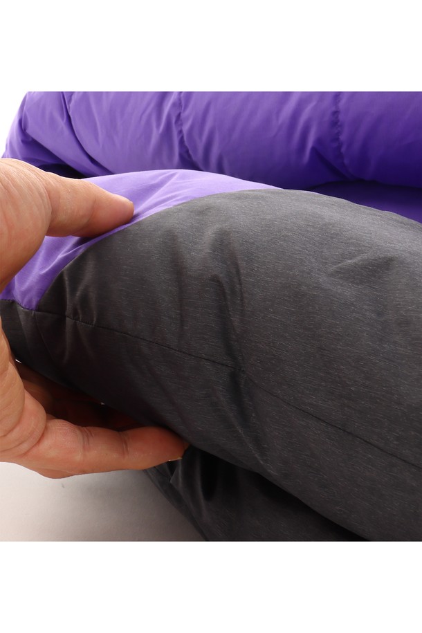 백컨트리 컴퍼터 D1000 캠핑이불은 피코크 블루, 퍼플 색상의 사각 동계 침낭입니다. 오리털 80%, 깃털 20% 충전재와 550 필파워, 1000g의 다운으로 보온성을 극대화했으며, 배플박스 구조로 제작되었습니다. 봄, 여름, 가을, 겨울 사용 가능하며 캠핑, 아웃도어 활동에 적합하고, 압축 가방과 보관용 케이스가 함께 제공됩니다.
