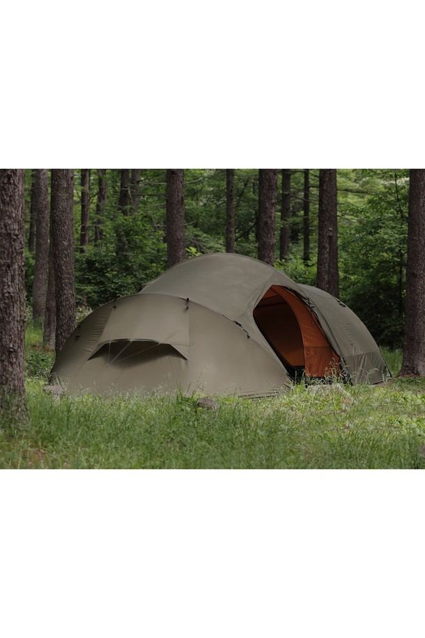 백컨트리 툰드라 얼티메이트 3인용 백패킹 텐트는 그린 색상의 터널형 리빙쉘 디자인으로, 사계절 및 겨울철 캠핑과 백패킹에 적합합니다. 20D-30D 고밀도 나일론 및 폴리에스테르 원단을 사용하여 방수 및 방풍 기능을 제공하며, 경량으로 휴대하기 용이합니다. 텐트 본체, 프레임, 스테이크, 지퍼로 구성되어 있으며, DAL Featherlight NSL 9.5mm 프레임과 1500mm-2000mm의 방수 성능을 갖춘 올인원 디자인의 텐트입니다.
